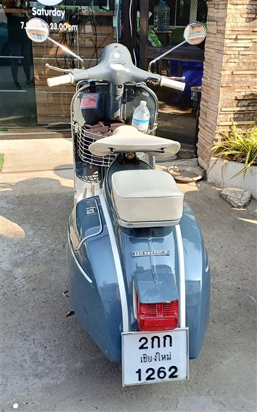 2 Vespa (375 x 600).jpg