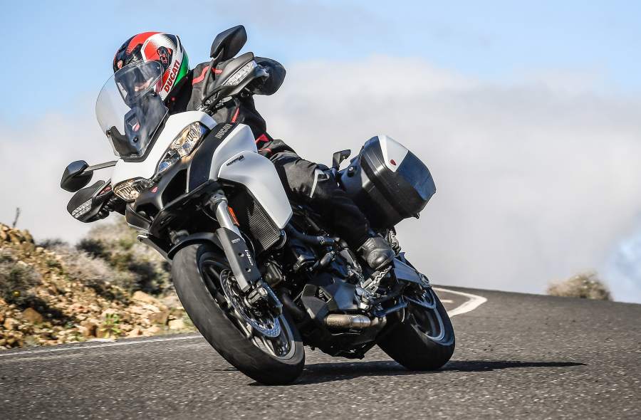 MULTISTRADA 950 TOURING PACK ACTION_38_UC31814_Mid (1).jpg