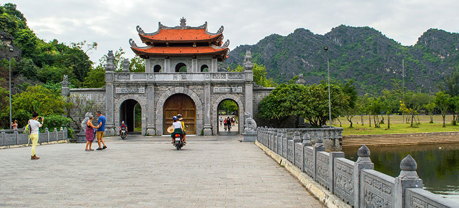 ninhbinh_motorbike_tour_hoalu_temple.jpg