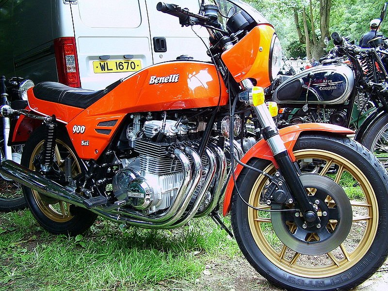 800px-Benelli_900_Sei_orange.jpg