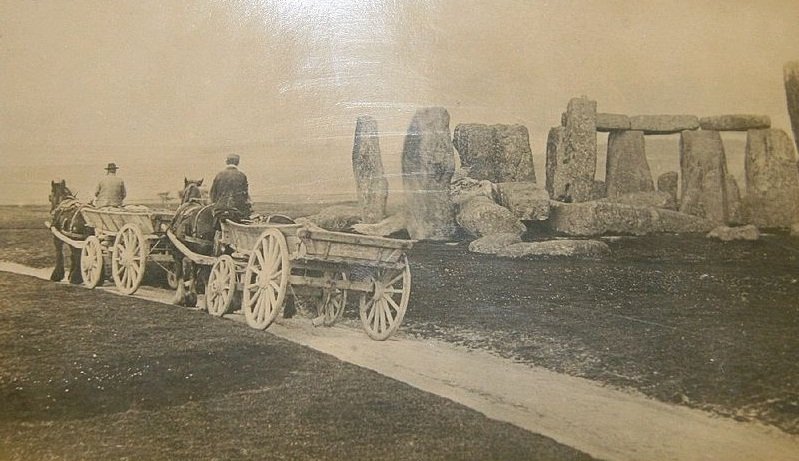 Stonehenge_1885 with_farm_carts,_c._1885.jpg