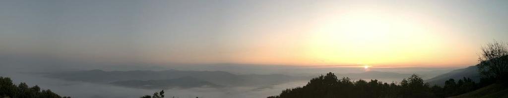 Sunrise at Pha Chu.jpg