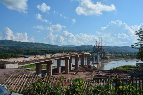 Laos Myanmar Bridge November 2014.jpg