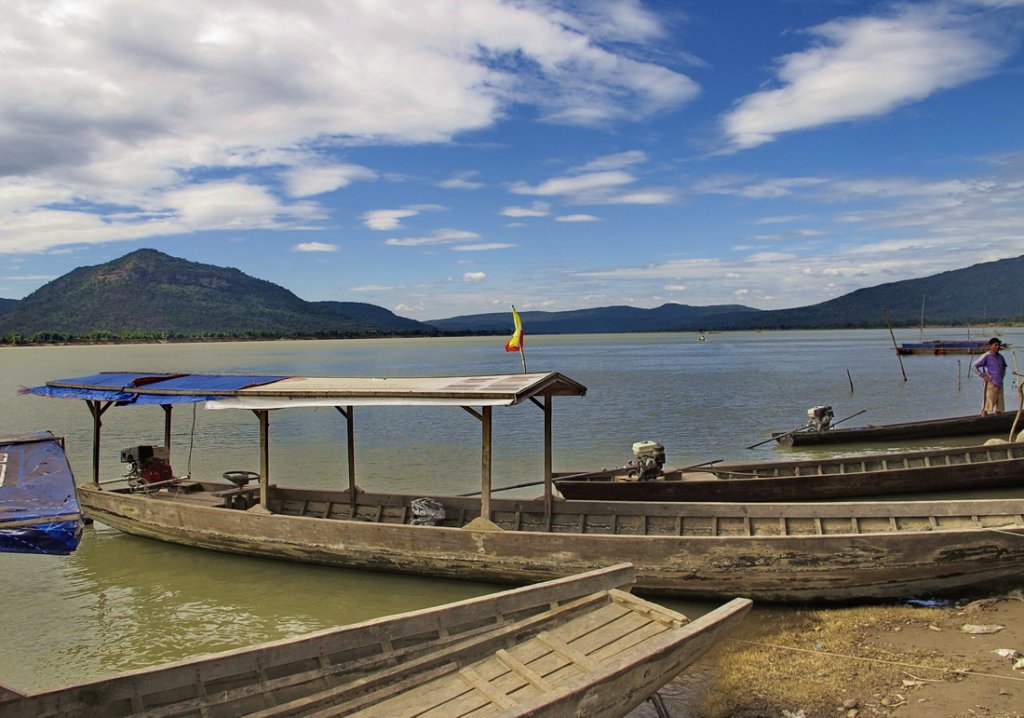 Mekong ferry Pakse.jpg